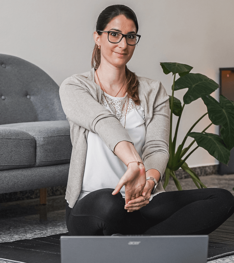 Esther Messmer an Dehnübungen an der Hand